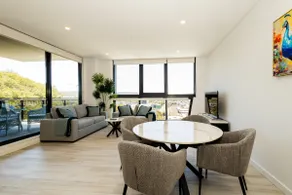Lux Lakeside Stay - Image 2