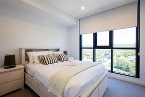 Lux Lakeside Stay - Image 4