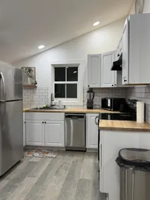 2-Bedroom Retreat in the Heart of Downtown Loudon - Image 3