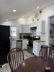 2-Bedroom Retreat in the Heart of Downtown Loudon - Image 2