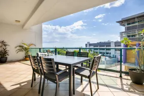 Stylish CBD Apartment with Pool, Gym & Parking - Image 3
