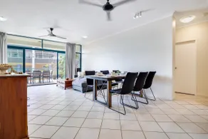 Stylish CBD Apartment with Pool, Gym & Parking - Image 4