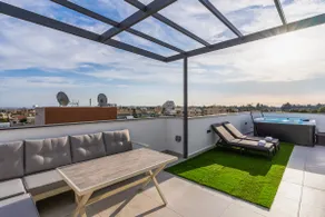 Casino & Mall Luxury Jacuzzi Penthouse Suite - Image 2