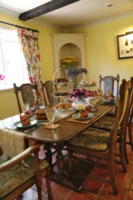 3-bedroom cottage set in a large enclosed garden - Image 3