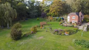 3-bedroom cottage set in a large enclosed garden - Image 4