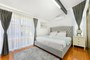 Casula cozy 3Br home with parking & WiFi - Image 3