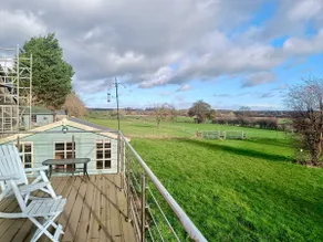 Bungalow with Stunning Views & Home Office - Image 4