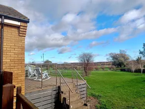 Bungalow with Stunning Views & Home Office - Image 5
