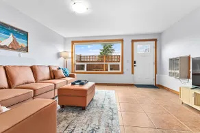 Walkable Downtown Patio Suite with Parking - Image 1