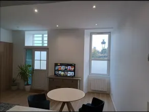 Beautiful 2-room refurbished apartment in a great location. - Image 2