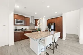 2200SF Sweet 4B3B｜Near Disney｜FiberWiFi & 85 in TV - Image 4