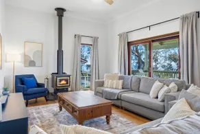 Blue Mountains Retreat with Stunning Views - Image 2