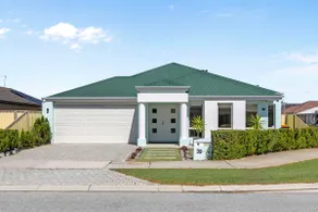 Landsdale's Modern Poolside Home - Image 2