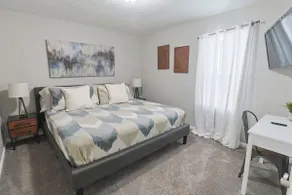 Spacious modern getaway close to Notre Dame - Image 4