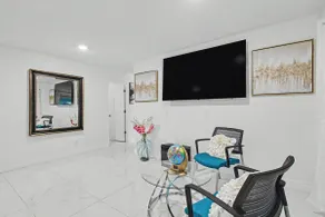 Miami Lakefront City Escape - Image 5
