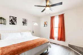 Spacious & Modern 2BR Stay - Off-Street Parking - Image 5