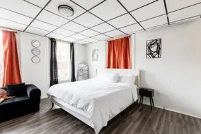 Spacious & Modern 2BR Stay - Off-Street Parking - Image 3