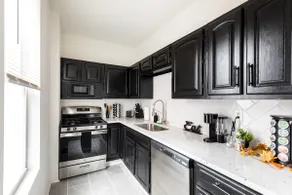 Spacious & Modern 2BR Stay - Off-Street Parking - Image 2