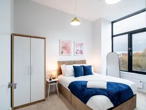 Leeds Dock Apartment | Free Parking Sleeps 5 - Image 3