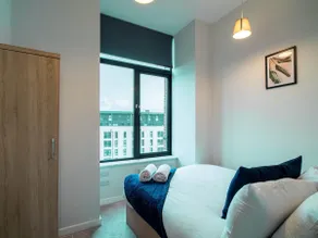 Leeds Dock Apartment | Free Parking Sleeps 5 - Image 4
