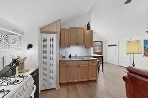 1BR Upstairs in Historic Stamm House Near Downtown - Image 4