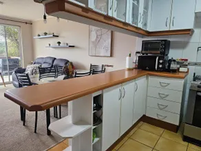 Beautiful first-floor apartment near shops - Image 3