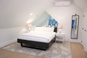 Loutet Lane- 1bdrm sleeps 4 Luxury Coach House - Image 3