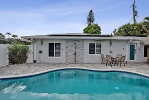 Modern Studio Blocks to the beach w/ pool&Tiki Bar - Image 2