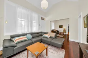 Bassett Cottage: close to city train/shops/dining - Image 2
