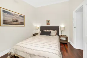 Bassett Cottage: close to city train/shops/dining - Image 4