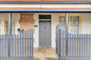 Bassett Cottage: close to city train/shops/dining - Image 5
