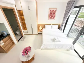 (704 Suites) Sky-high & modern studio w Balcony - Image 5