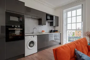 Spacious Harbour Apartment • Sleeps 6 - Image 2