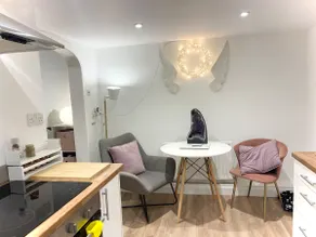 Home from home in Surrey - Pet Friendly - Image 5