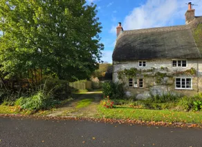 Beautiful Thatched Grade II Listed Cottage near Stonehenge & Salisbury - Image 2