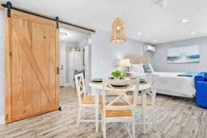 Coral Cottage, Stylish Studio Suite on Canal, Walkable to Beach, Private Parking - Image 4