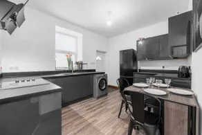 Brand-New 2-Bed Near M65 Sleeps 7 - Image 3