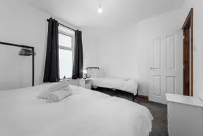 Brand-New 2-Bed Near M65 Sleeps 7 - Image 4