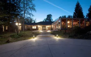 Elegant Somerset Estate -Luxury Nature Retreat - Image 3