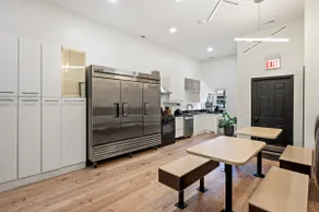 Iris Inn | 12 Bedrooms | Wrigley + Onsite Parking! - Image 2