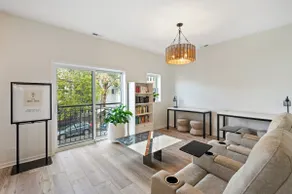Iris Inn | 12 Bedrooms | Wrigley + Onsite Parking! - Image 3