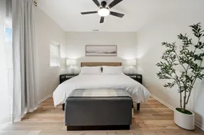 Iris Inn | 12 Bedrooms | Wrigley + Onsite Parking! - Image 4