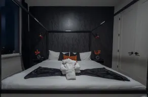 Smoked Amber Stay | Free Parking | Sleep 5, 10%OFF - Image 3