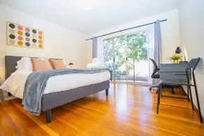 Spacious Downtown 6BR Duplex Perfect for Groups - Image 4