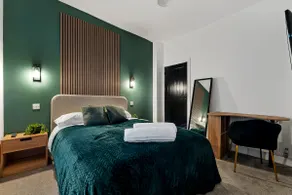 Newly renovated Atherton home by Train station - Image 5