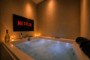 Romantic Getaway - Private Spa - Movie Theater - Image 5
