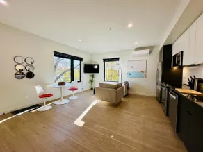 Sunny Modern 1BR w/ Designer Kitchen & Finishes - Image 4