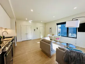 Sunny Modern 1BR w/ Designer Kitchen & Finishes - Image 2