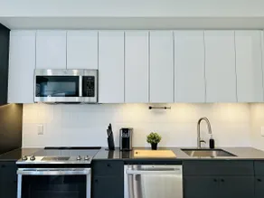 Sunny Modern 1BR w/ Designer Kitchen & Finishes - Image 5