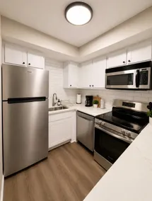 Brand new third floor luxury in quiet neighborhood - Image 5
